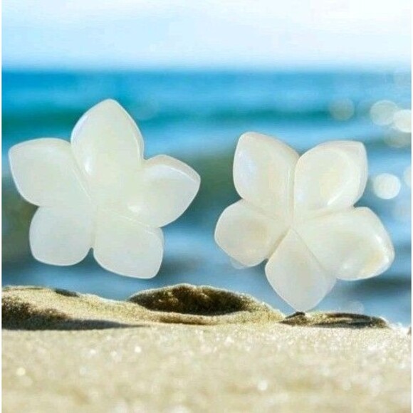 Vintage Mother of Pearl Carved Hawaiian Plumeria Flower Stud Post Earrings - Picture 1 of 6